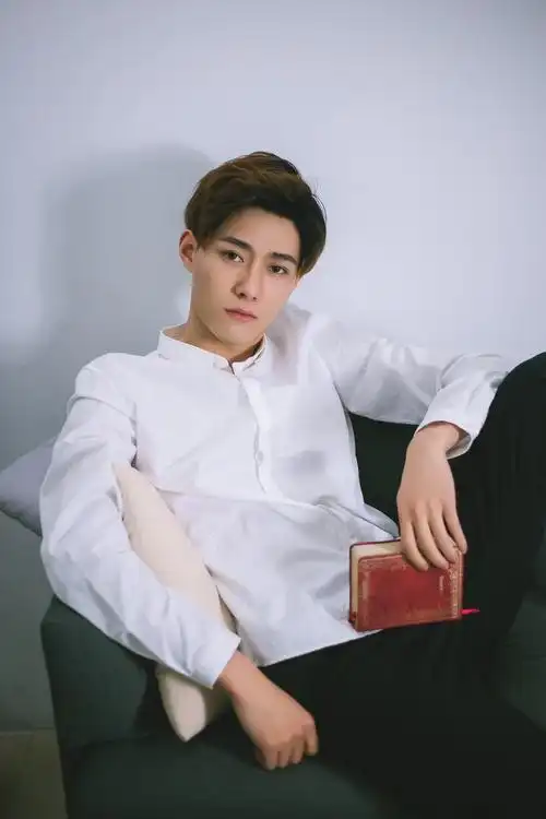 狐友校草彭港:有点痞有点可爱的翩翩少年