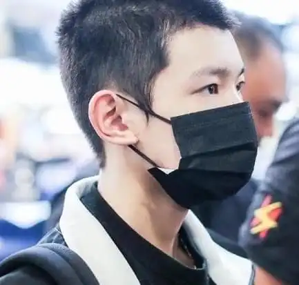 王俊凯尝试寸头新造型tfboys颜值高低一比见分晓