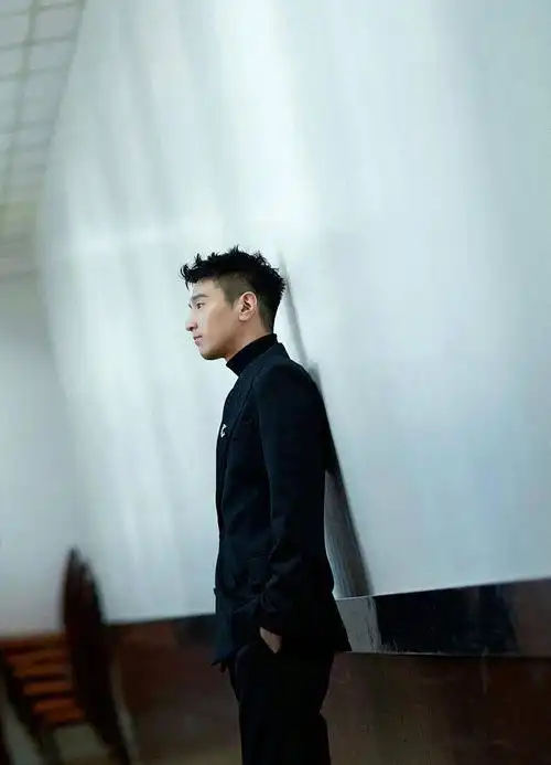 赵又廷黑白光影写真气质卓然 五官分明线条如雕刻般令人沉沦