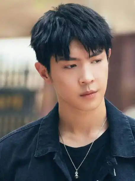 马伯骞偷偷藏不住庆生照