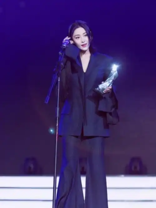 张馨予走秀气场全开,穿中国风蓝色纱裙身姿曼妙,不比超模差_腾讯新闻