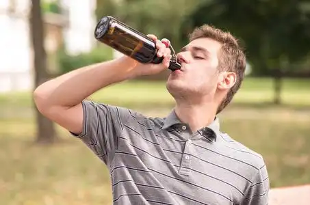 年轻人在公园喝啤酒照片