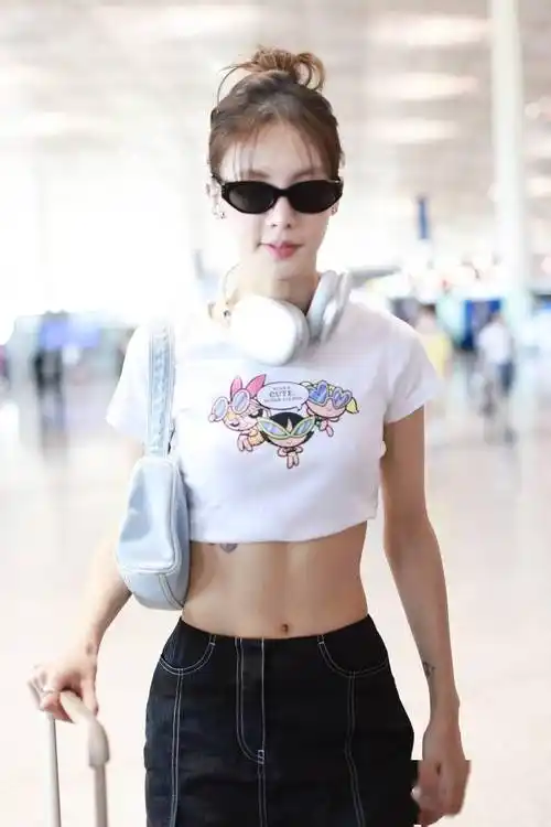 金晨穿超短露脐t恤出街 好身材轻松驾驭夏日辣妹造型_黑色_北京_牛仔