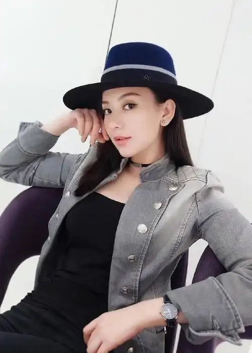 天王嫂方媛穿搭新高度黑色内衣配豹纹外套彰显性感身材