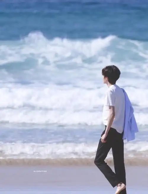 偶练男孩海边照黄明昊穿睡裤朱正廷迷人毕雯珺高颜值