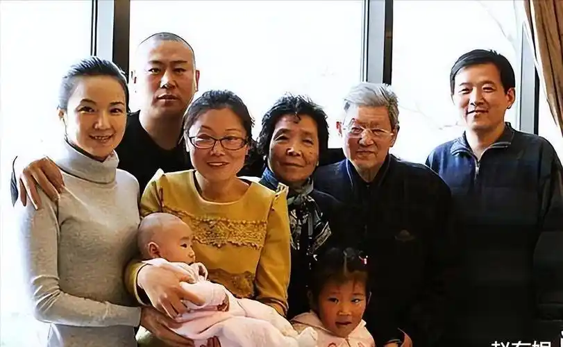 董卿前辈管彤:和韩红关系"密切",41岁嫁普通人,现在如何?