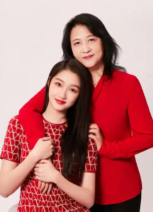 关晓彤红色印花裙造型##关晓彤晒和妈妈新春合影