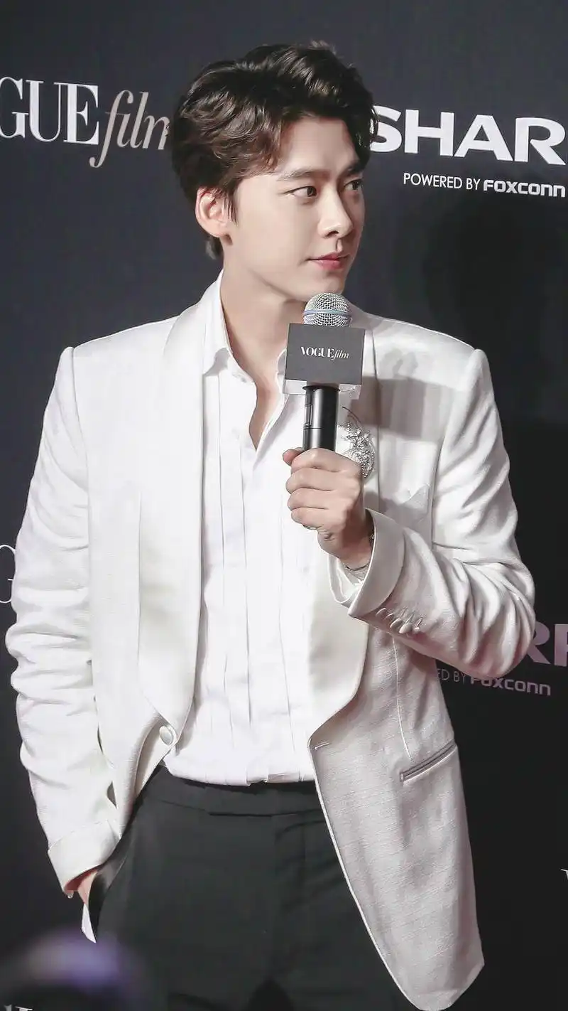 身穿白色西装的李易峰,简直就是白马王子