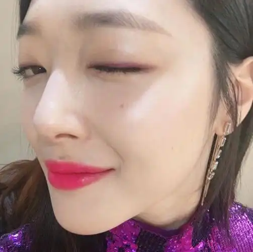 崔雪莉(sulli,,1994年3月29日—2019年10月14日),出生于韩国釜山,韩国