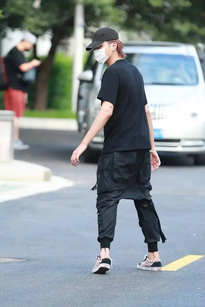 吴亦凡穿吊裆裤耍帅秒变小短腿 引来迷妹们热情尖叫