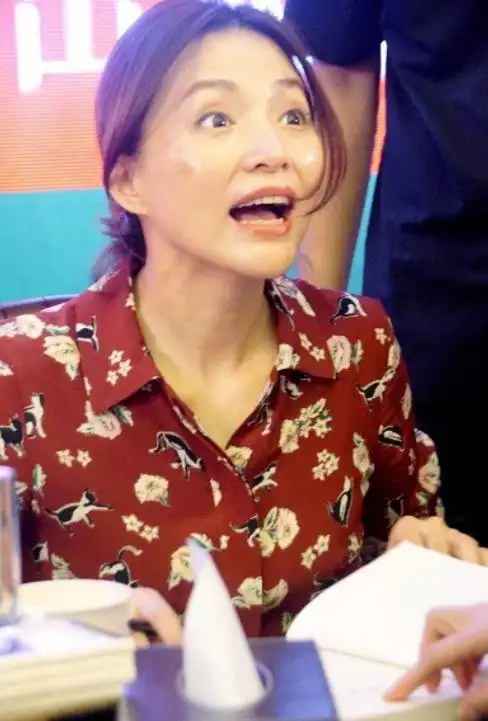 49岁董卿素颜无修图流出,穿印花衫温婉有气质,但看脸是真的老了