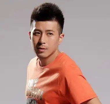 男士两边短毛寸平头发型平头发型虽然头发短,但并不会因为发丝的长短