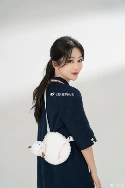 杨紫学院风造型俏皮淑女,肤白貌美宛如初恋,怀抱狗狗超有爱