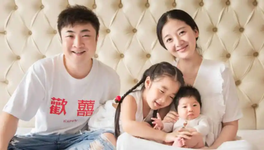 乔杉带老婆现身艺术区,被太阳晒到脸色不好,两人相恋14年无绯闻_莫丹_