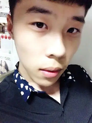 求评测此男生长相,图片只有美白,脸型无改动