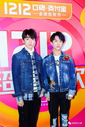 王俊凯易烊千玺同台劲歌热舞 吴磊黑色西装温暖阳光 刘昊然军装大衣