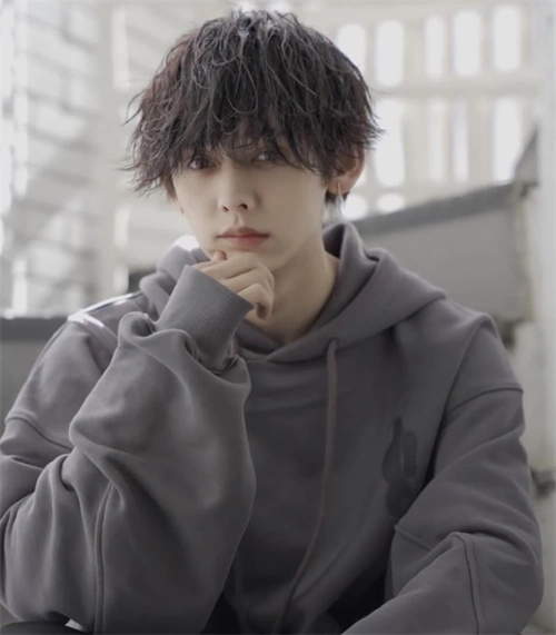 日系定位烫纹理烫 帅气阳光帅哥发型_男生烫发 - 美发站