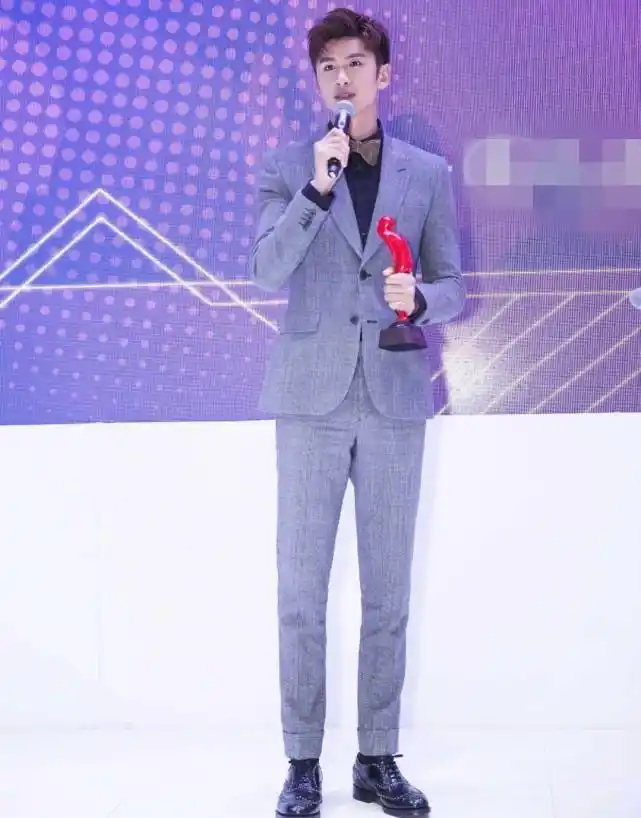 所以看到张云龙的各种大片,他脚上的鞋子好看吗?喜欢张云龙吗?