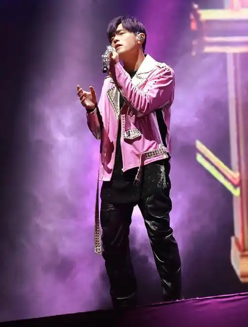 周杰伦超话你转身向背,侧脸还是很美#周杰伦演唱会