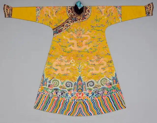 金龙纹男棉龙袍,文物编号故00041978明黄色缎地金龙纹列十二章皇帝龙