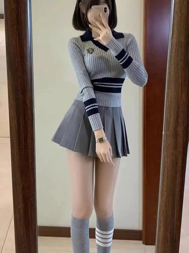 日常穿搭# 灰色过膝袜搭配百褶裙和小板鞋充满青春气息十足少女风格