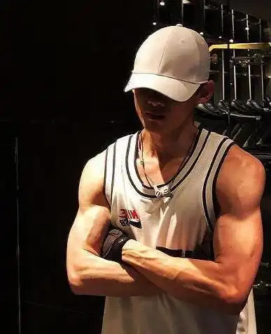 白敬亭晒健身成果照肌肉明显粉丝却喊话不要练了