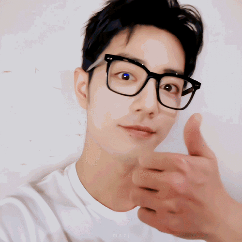 眼镜战和剪刀手也很配@x玖少年团肖战daytoy#肖战两部剧获观众喜爱