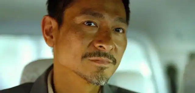 小鲜肉拍戏怒怼剧组这盒饭是给人吃的吗刘德华却默默蹲一边吃