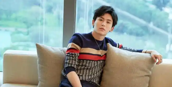 喜欢张哲瀚不是因为周子舒,是因为他本人,他给我的感觉就是真实