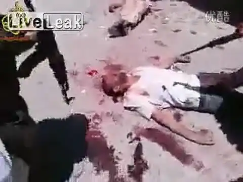 叙利亚政府军士兵手机自拍爆头虐尸