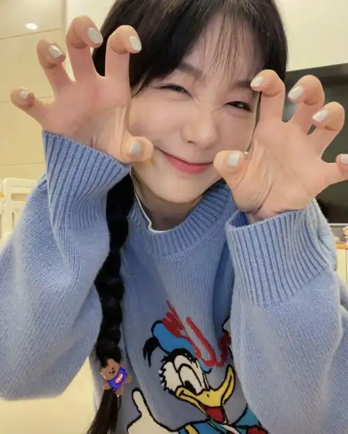 被徐梦洁可爱到了!穿针织毛衣甜到心坎里,这个宝藏女孩惹人爱