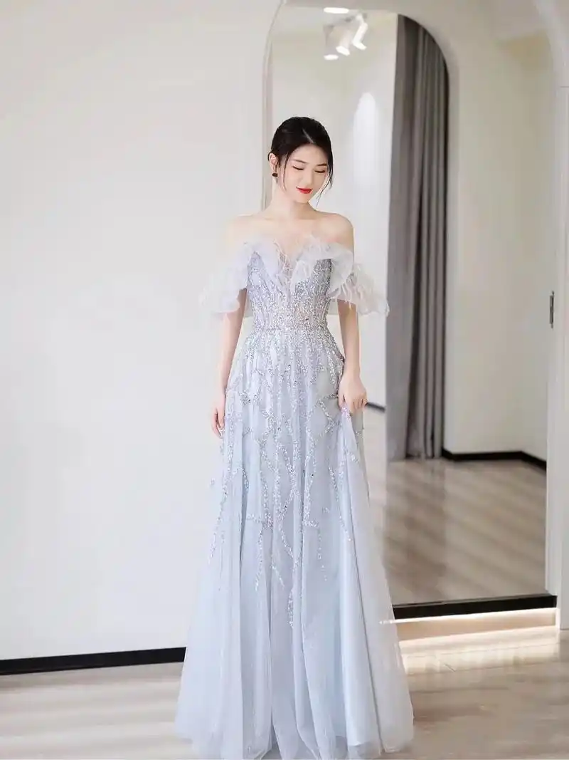 百看不厌的冰蓝色羽毛礼服
