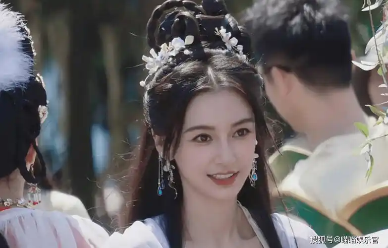 奔跑吧现"七仙女"造型惊艳全场,angelababy时尚女王范再度凸显!