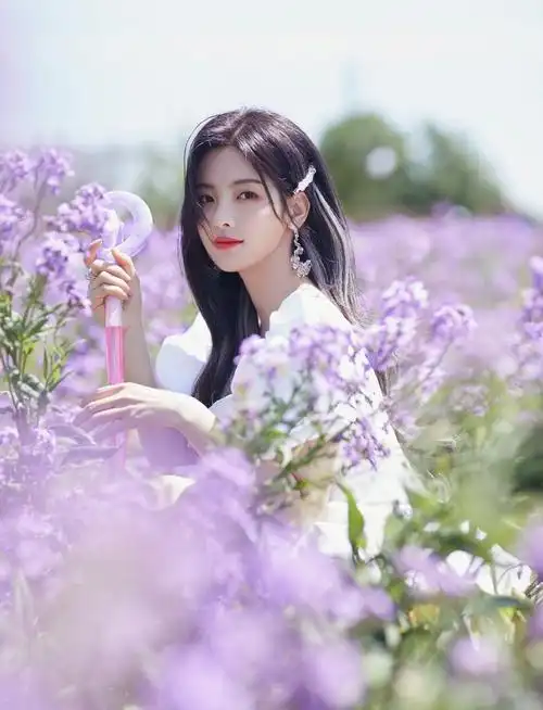 杨超越穿白色泡泡袖连衣裙托腮卖萌甜美可爱