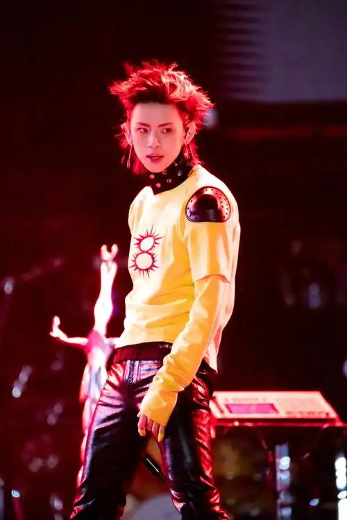 小鬼王琳凯超话#遇见青春群星演唱会·万州站#热情冲破黑暗,点燃星空