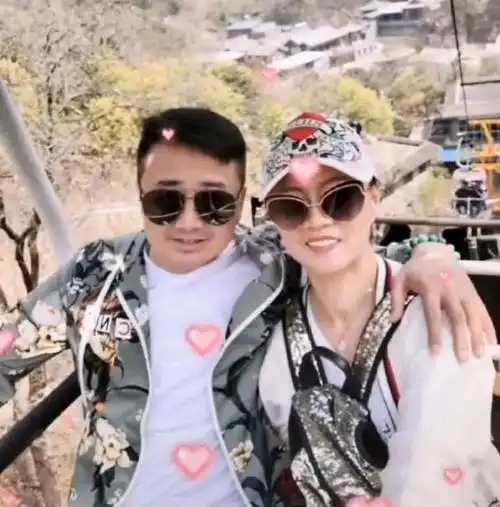 赵海燕结婚24周年发全家福,和老公同框就像两代人