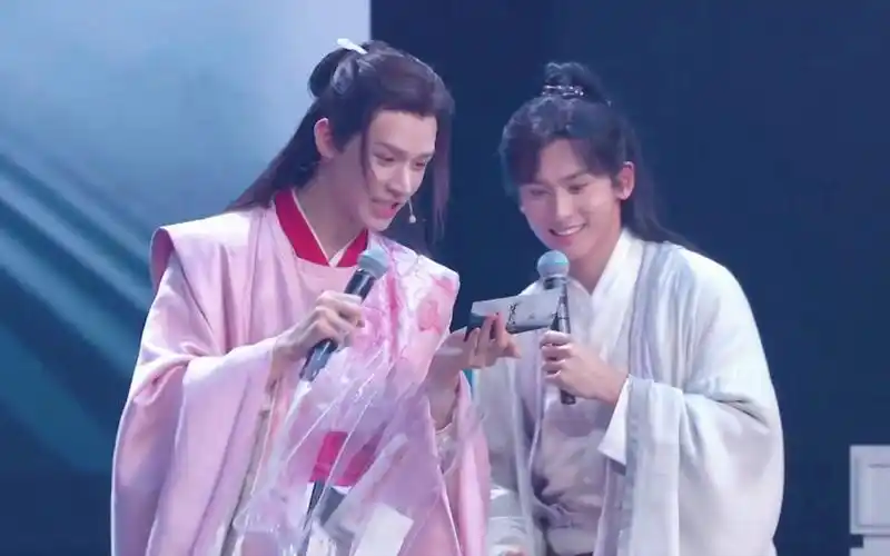 浪浪钉俊哲喜欢牵你的手山河令定妆一周年快乐