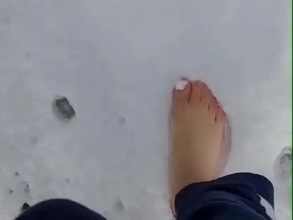 校服软妹光脚在雪地里散步,脚趾都冻红了