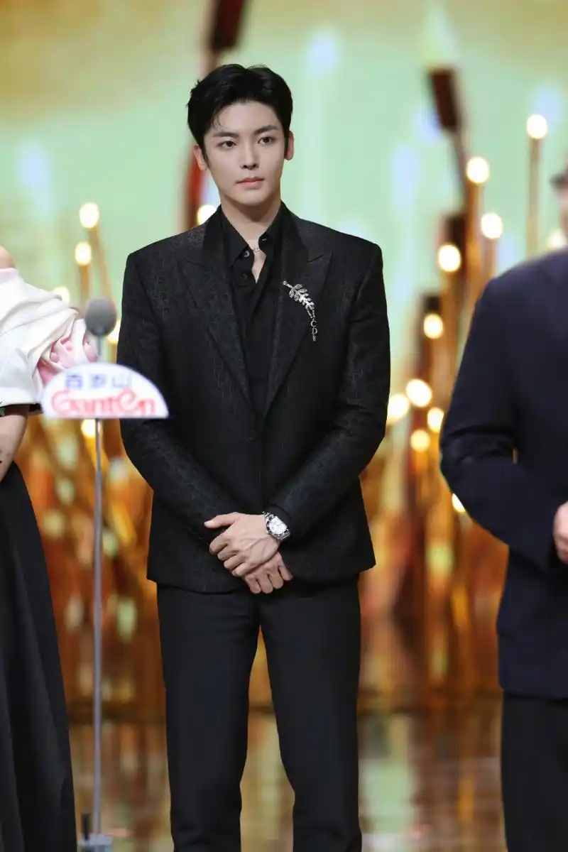 男明星西装配黑发才是最帅的