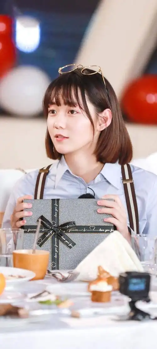 身着校服的段奥娟,坐在教室里面清唱的一段歌曲,没有任何的混响,也没