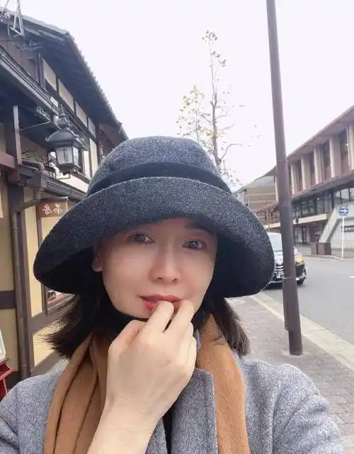 42岁左小青晒近照依旧美如少女,曾跟孙红雷陈道明传出过绯闻_低调