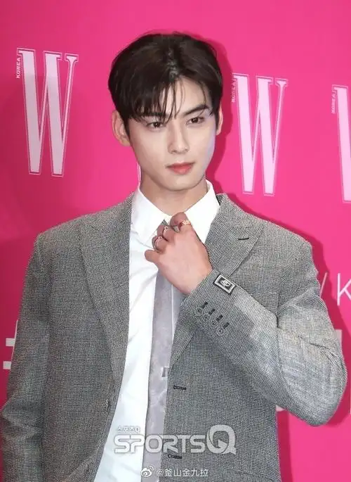 车银优灰西装造型