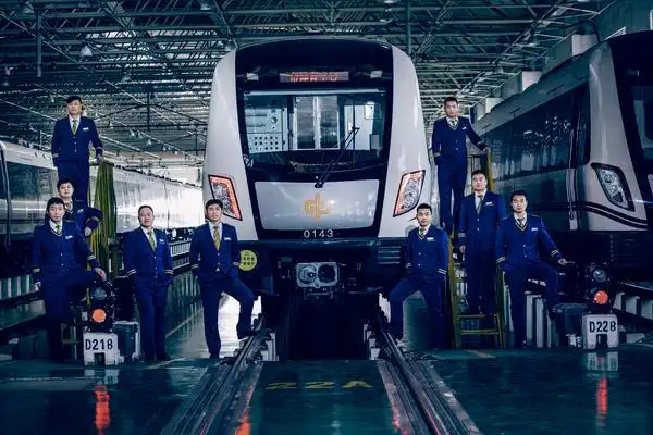 郑州地铁乘务员宣传照堪比大片为帅哥哥打call