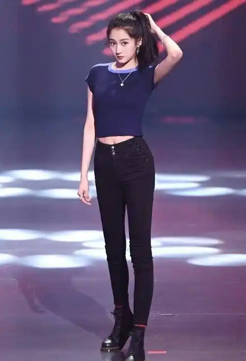 关晓彤秀108cm美腿,不知道的还以为开了长腿特效,果然是"腿精"_cm