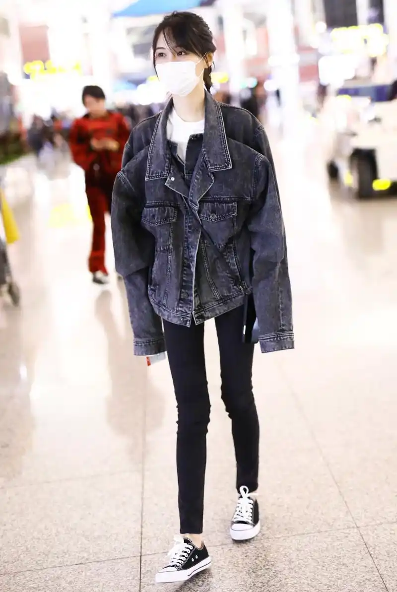 郑爽终于穿对了,橙红色格纹西装搭黑色踝靴,波浪长发少女感依旧