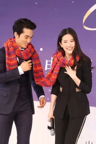 《第三种爱情》举行发布会 宋承宪刘亦菲甜蜜互动