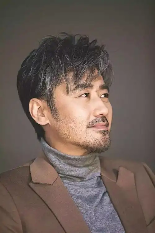 易烊千玺备考成"胡子大叔"?原来蓄胡照也是检验男神的标准之一