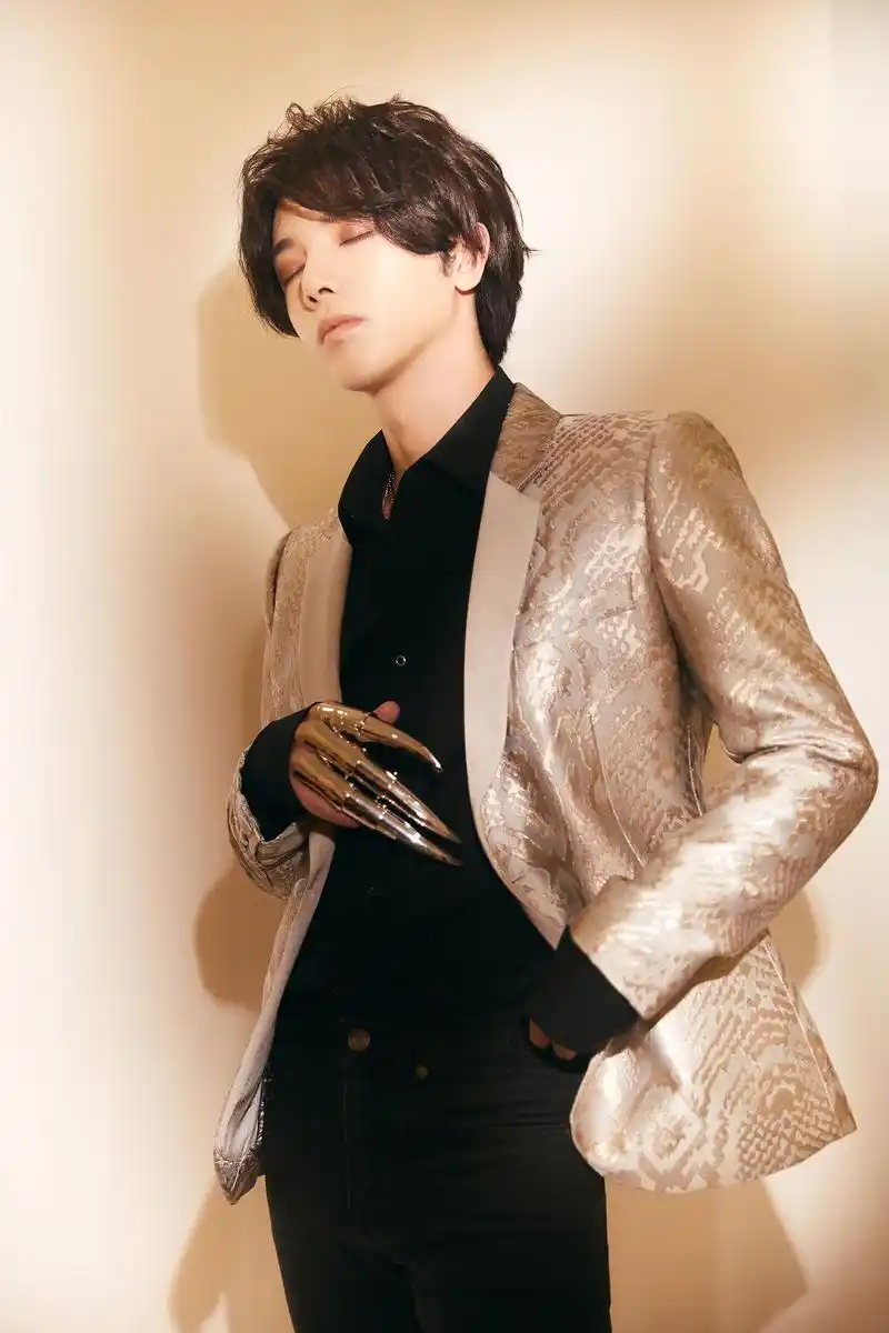 工作室更新华晨宇大片一组花代表华晨宇惊艳来袭