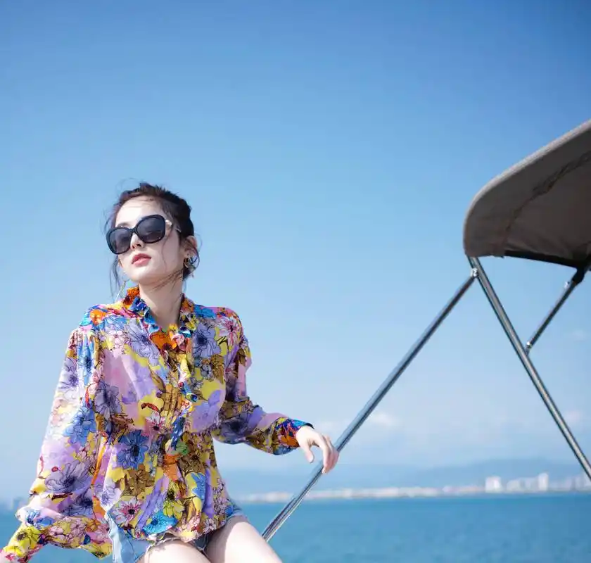 古力娜扎晒度假美照,与蓝天大海构成一幅美丽的画面