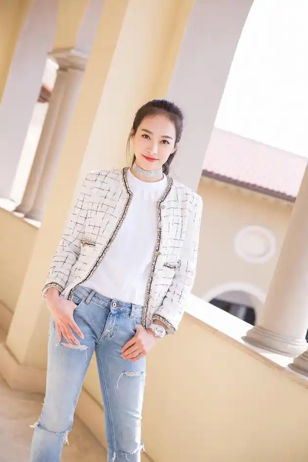宋茜清爽牛仔裤率性英气不失惬意时髦感